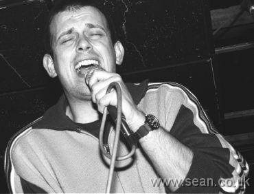 Tom Hingley performing with The Lovers