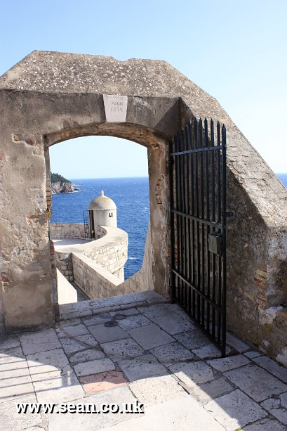 Photo of a view along the city wall in Dubrovnik in Dubrovnik